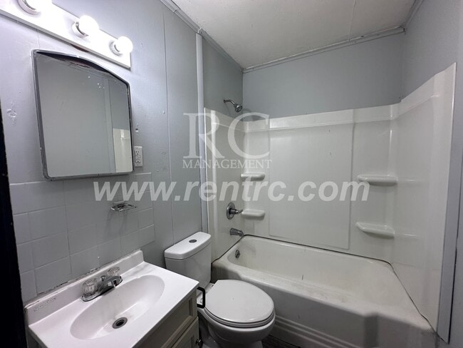 Building Photo - 605 Pixley-