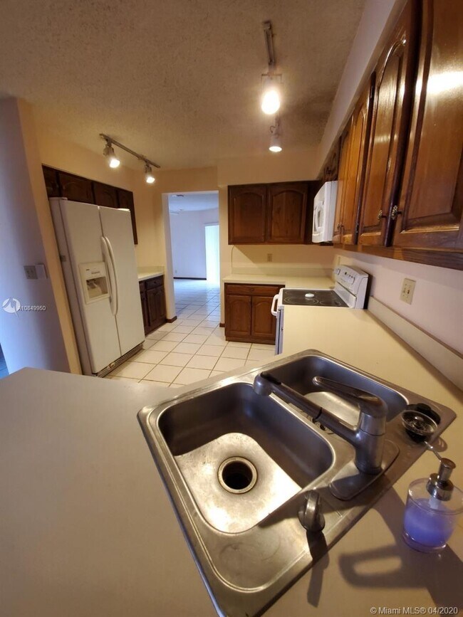 Building Photo - 10832 Cypress Glen Dr