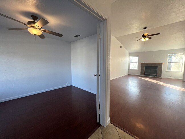 Building Photo - Charming Elk Grove 3bd/2ba House with 2 Ca...