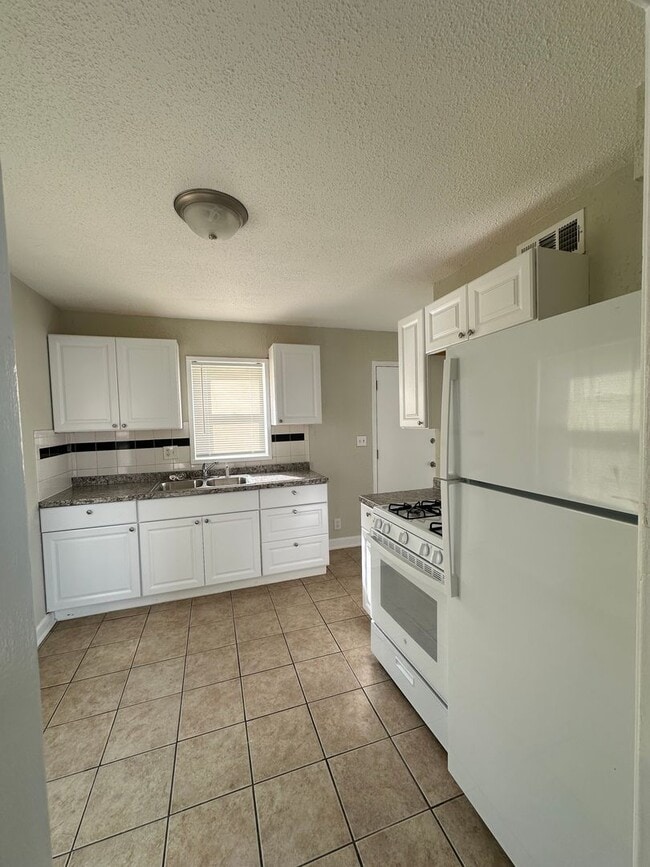 Building Photo - Cozy 2 Bedroom/1Bathroom Duplex For Rent ***Center School District***