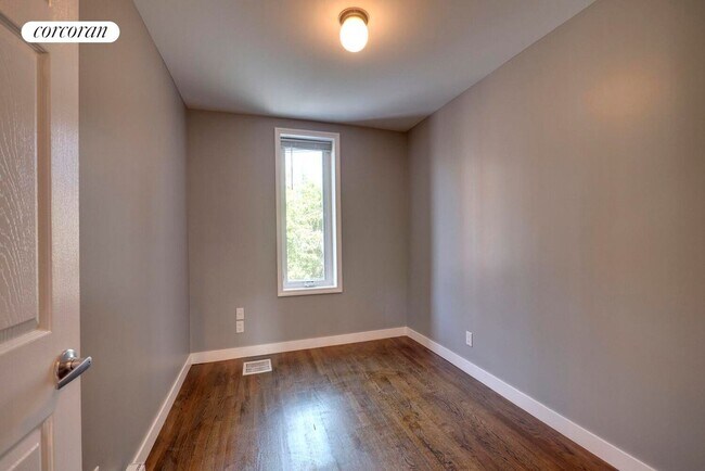 Building Photo - 475 Van Buren St