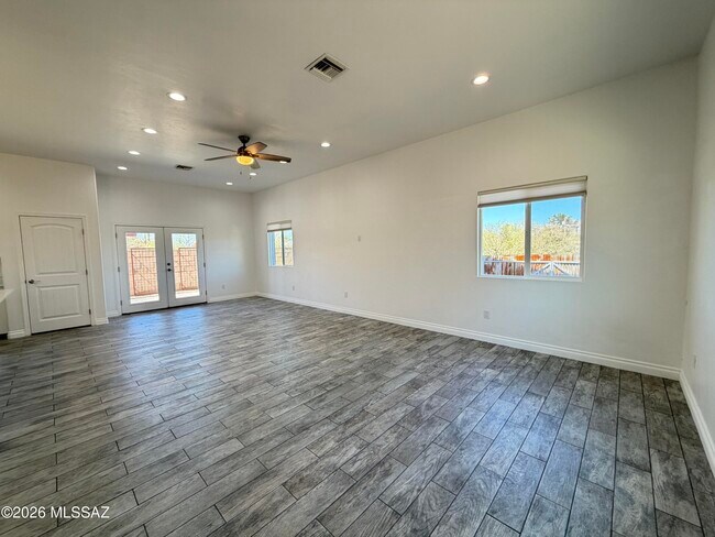 Foto del edificio - 3329 E Glenn St