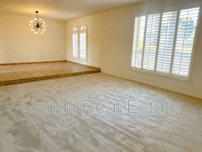 Building Photo - 12 E Seminole Dr