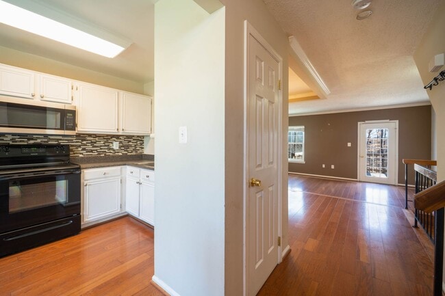 Building Photo - Great 3 BD 3.5 BA Townhome in a great location!