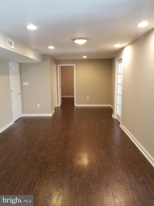 Building Photo - 8133 Tenbrook Dr