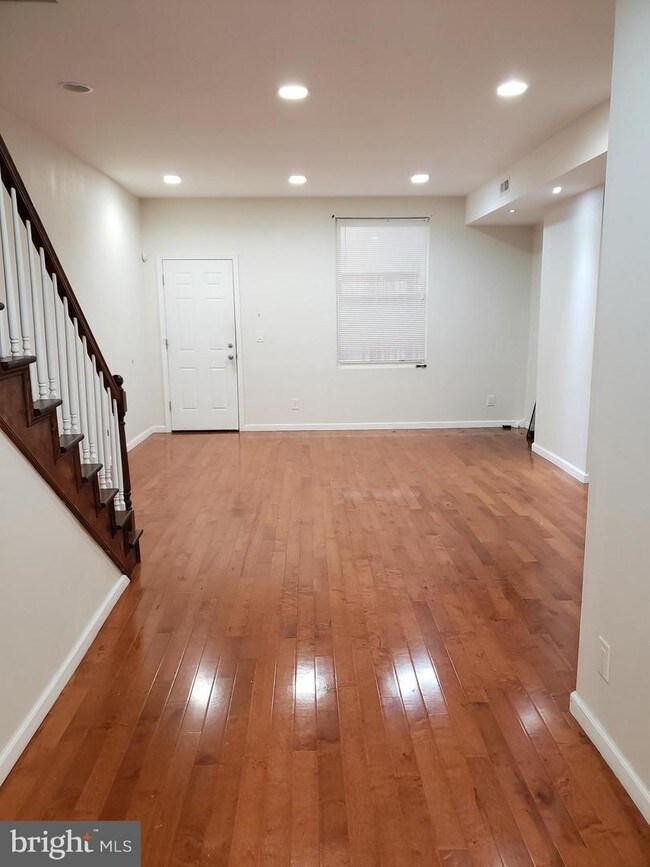 Building Photo - 1221 S 49th St