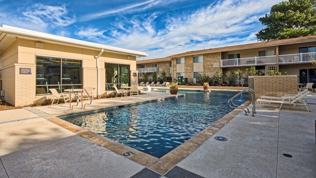 ¡No necesitas vacaciones cuando vives en Oasis! - Oasis Apartment Homes