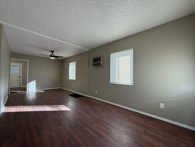 Foto del edificio - Fresh Paint!