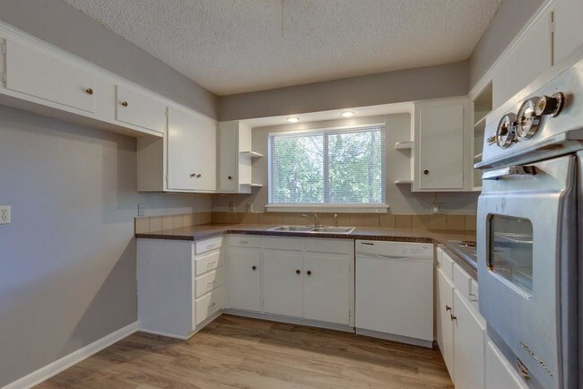 Building Photo - 708 Hurstview Dr