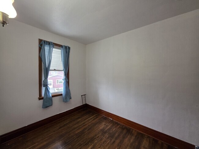 Building Photo - 325 Barnard St
