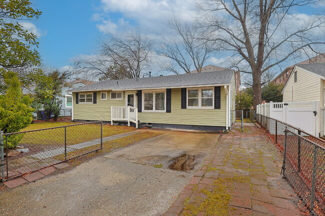 Building Photo - !!!WOW!!! Single Family home just steps to...