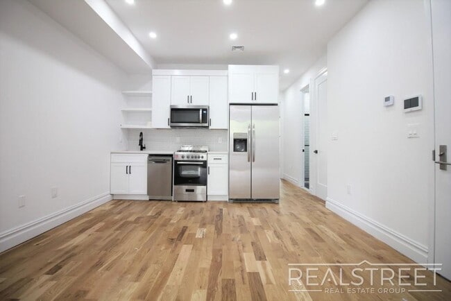 Building Photo - Charming Brand New 2.5 Bed 2 Bath with Ter...