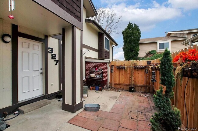 Building Photo - Exquisite 3-Bedroom Townhome on Arbor Gree...