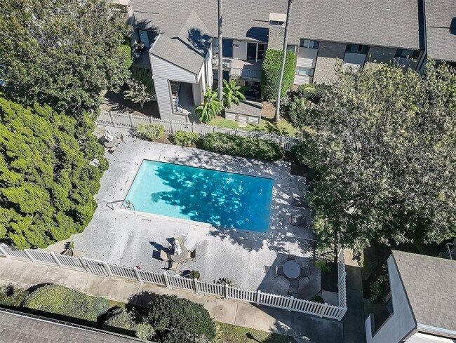 Foto del edificio - 7134 N Holiday Dr