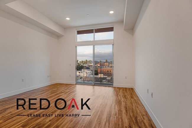 Building Photo - 453 S Kenmore Ave