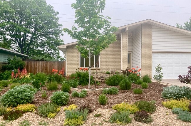 Wonderful Large 5 Bedroom House with Fenced Back Yard and 2-Car Garage - Wonderful Large 5 Bedroom House with Fenced Back Yard and 2-Car Garage