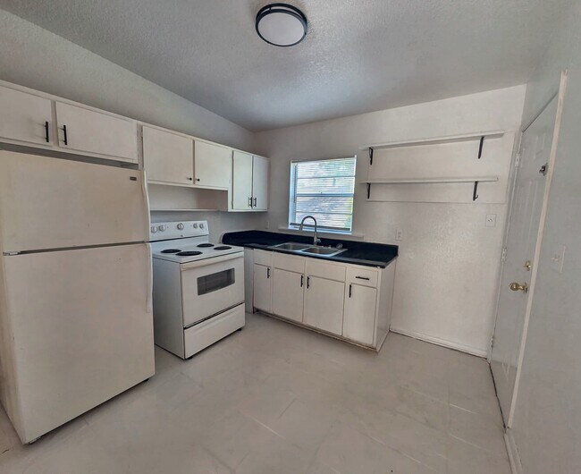 Foto del edificio - 2648 Dellwood Ave