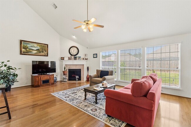 Foto del edificio - 427 Pinewood Ridge Dr