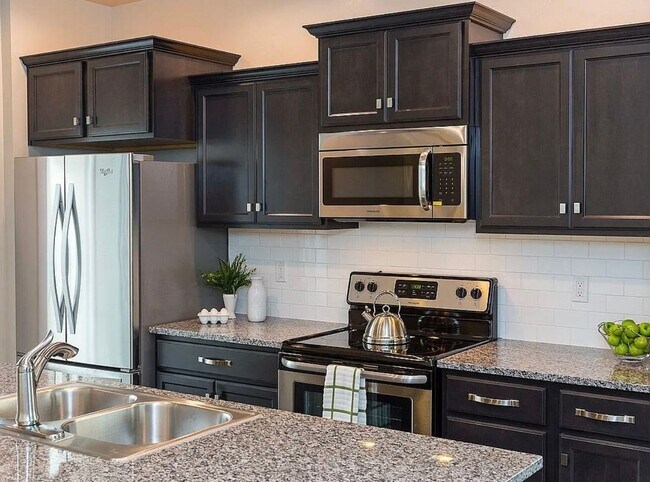 Building Photo - Cute 3 Bedroom 2.5 Home with a 2 Car Garage!