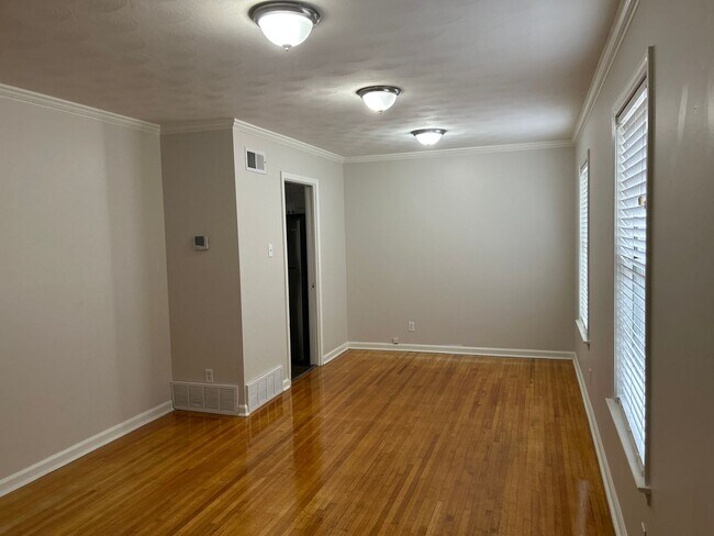 Foto del edificio - Newly Renovated 5 bedroom 3 full baths NO ...