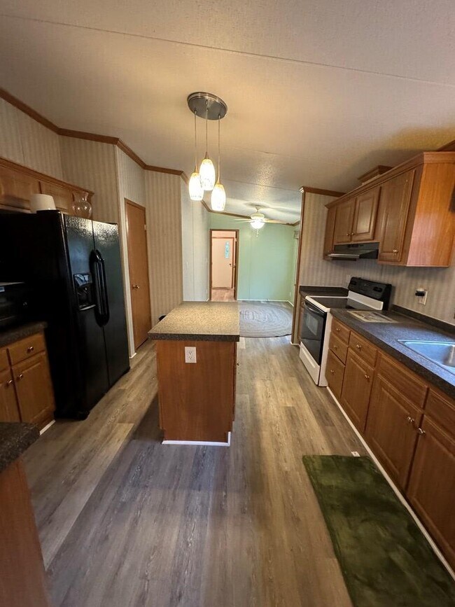 Building Photo - 5375 Friendly Ct
