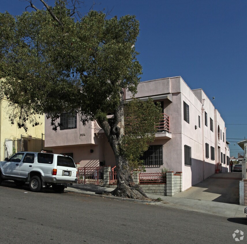 Primary Photo - 924 Everett St