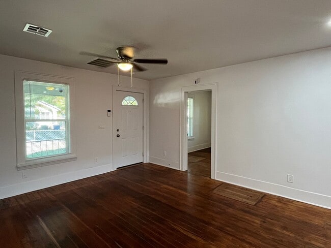 Foto del edificio - 2 bedroom House with Bonus Room and Fenced Yard