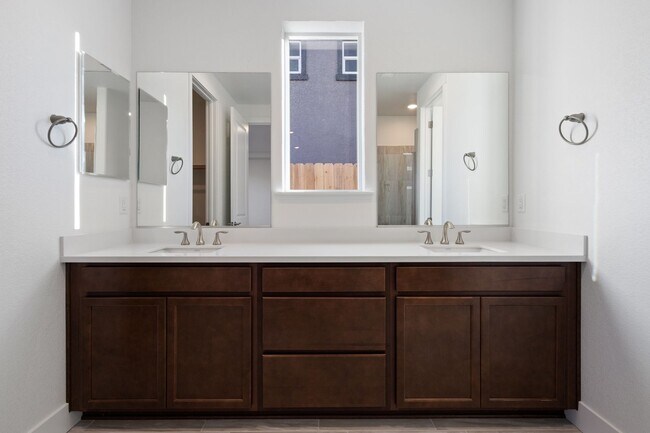 Foto del edificio - 4 BED | 3 BATH | SINGLE-STORY