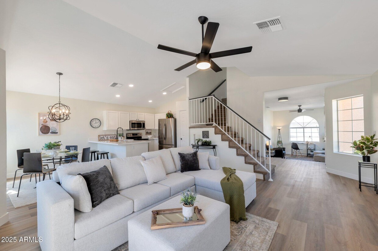 Foto principal - 829 N Bluejay Dr