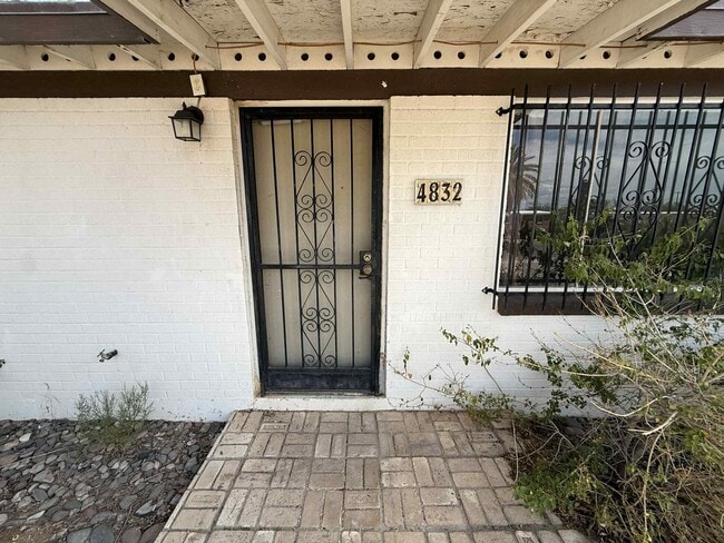 Foto del edificio - 4832 E 24th St