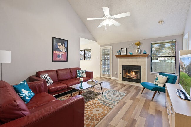 Foto del edificio - 6803 Luckenbach Ln