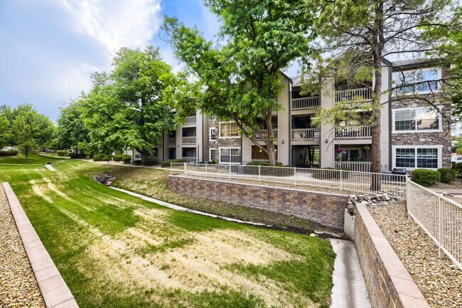Building Photo - Updated 1 Bedroom Condo Near DTC Available Now