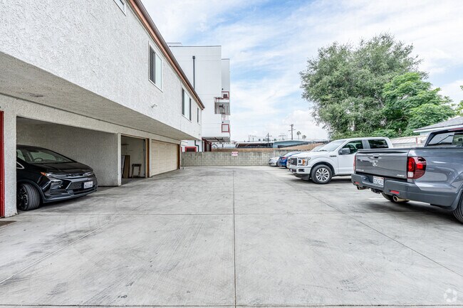 Aparcamiento - 5621 Klump Ave