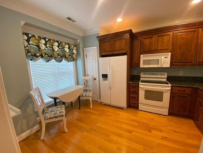 Foto del edificio - AVAILABLE NOW! BEAUTIFUL BRICK FRONT TOWNH...