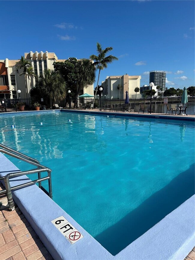 Foto del edificio - 851 Three Islands Boulevard