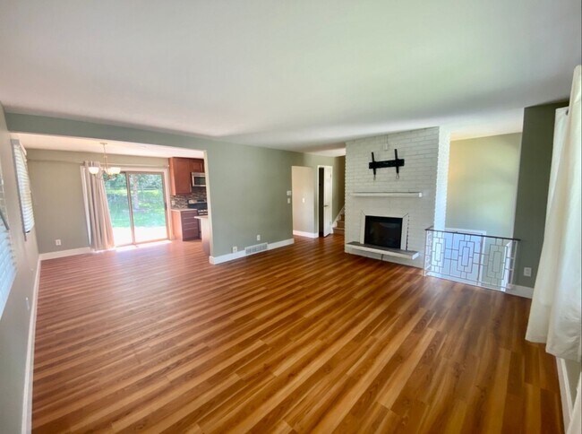 Foto del edificio - Stunning Bi-Level 3 Bedroom Home in Forest...