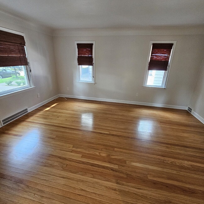 Building Photo - This charming 3-bedroom, 1.5-bathroom hous...