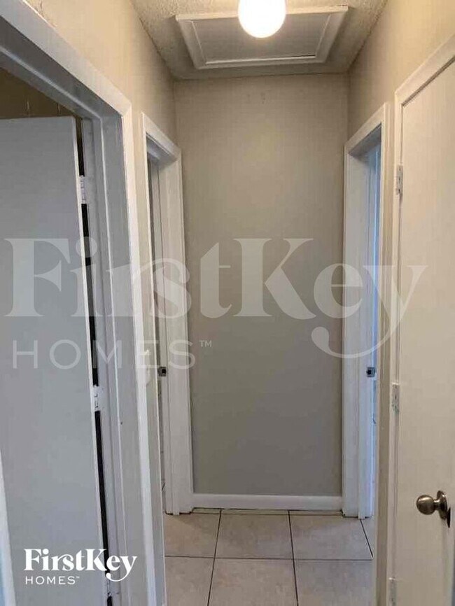 Building Photo - 800 SW 9th Ct