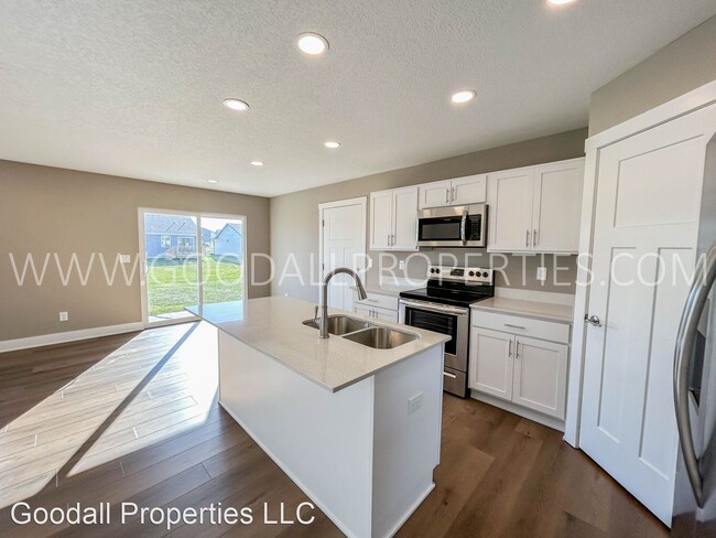 Building Photo - 3 br, 2.5 bath House - 290 NW Morgan Ct