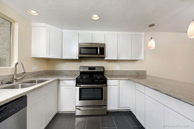 Kitchen - 624 Bel Air Dr W