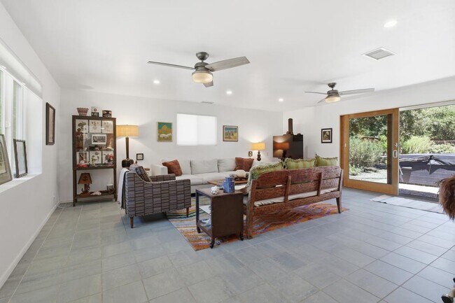 Foto del edificio - 979 Shippee Ln