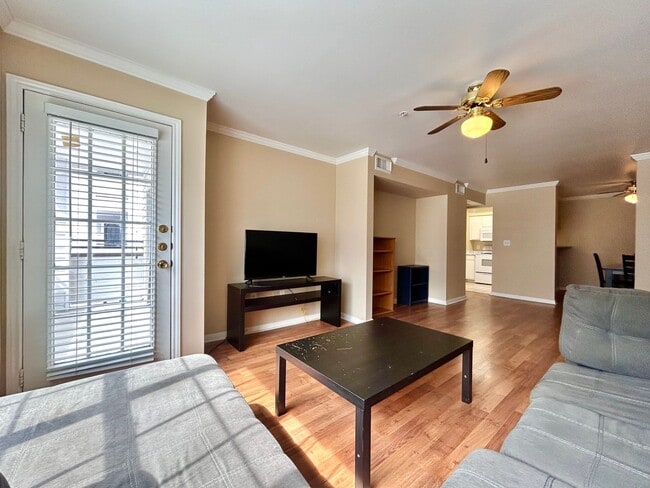 Building Photo - Light-Filled 2BR/2BA with Balcony in Austin