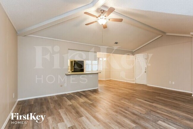 Building Photo - 2133 Huntington Dr