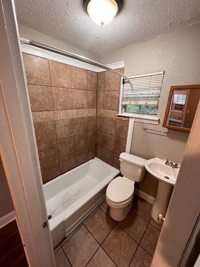 Building Photo - Home minutes away from the interstate and ...