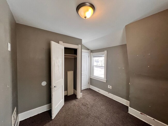 Building Photo - 3 Bedroom House