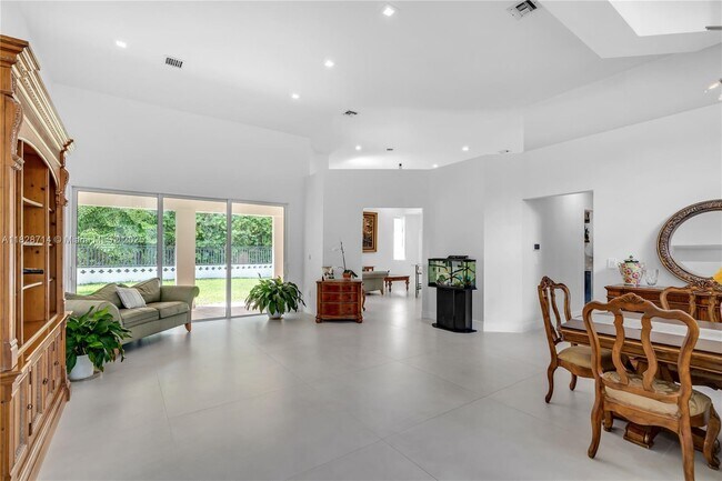 Foto del edificio - 529 Curtiss Pkwy