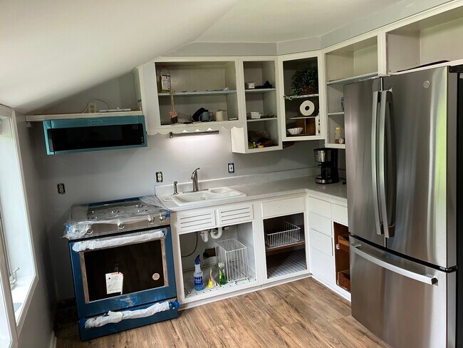 Se avecinan nuevas puertas para los armarios de la cocina. - W52N677 Highland Dr