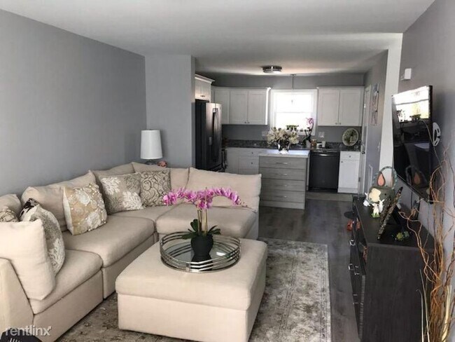 Building Photo - 1 br, 1.5 bath Townhome - 65 Plains Road