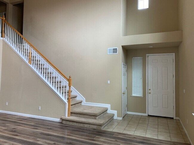Foto del edificio - Big, Beautiful, Two Story Home in North Natomas