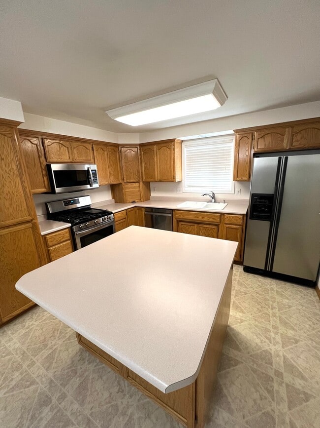 Building Photo - 734 Hemlock Ct